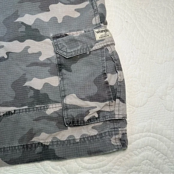 Wrangler Men’s Genuine Camo Cargo Shorts. Size 36. - Picture 2 of 7